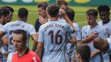 Óscar García da instrucciones a sus jugadores durante la pausa para hidratarse de la seguna parte ante el Barcelona.