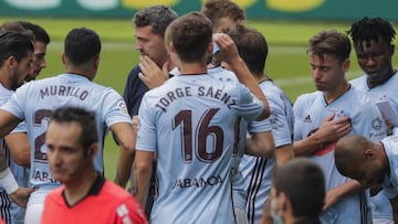 &Oacute;scar Garc&iacute;a da instrucciones a sus jugadores durante la pausa para hidratarse de la seguna parte ante el Barcelona.