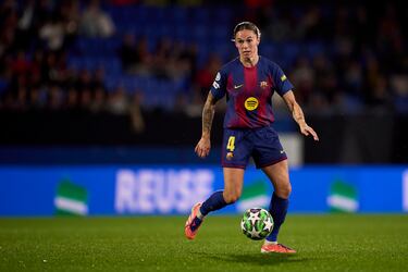 Formada en el Zaragoza CFF, Mapi León militó en el Espanyol antes de incorporarse al Atlético de Madrid en 2014. Con la camiseta rojiblanca llegó su conversión a defensa central, en la que se hizo un nombre de en la élite y recibió su primera llamada para la Selección. En 2017, con un año más de contrato con el Atlético, el Barça pagó 50.000 euros para su fichaje, operación que supuso que fuera la primera futbolista española por la que se pagaba un traspaso. Desde entonces, viste de blaugrana y ha ganado todos los títulos.