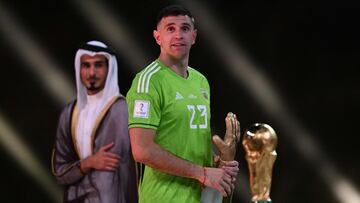 Argentina's goalkeeper #23 Emiliano Martinez poses with the FIFA Golden Glove award during the trophy ceremony at the end of the Qatar 2022 World Cup final football match between Argentina and France at Lusail Stadium in Lusail, north of Doha on December 18, 2022. (Photo by Kirill KUDRYAVTSEV / AFP)