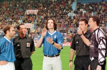 Saque de honor en un partido del Oviedo en 1999.