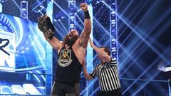 Braun Strowman celebra su victoria ante Nakamura por el Campeonato Intercontinental.