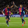 Lamine Yamal y Raphinha, goleadores de la victoria del Barça ante el Benfica, en Montjuïc.