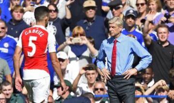 Gabriel se va expulsado ante la mirada preocupada de Arsene Wenger.