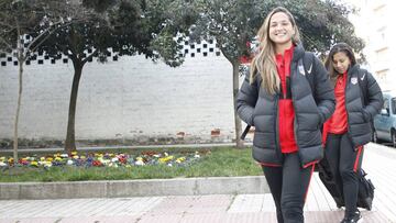 Llegada del Atlético femenino a Salamanca.