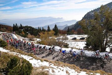 Panorámica del pelotón durante la etapa de hoy.