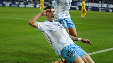 Roberto Fern¨¢ndez, celebrando uno de sus goles esta temporada con el M¨¢laga.