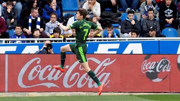Celebración de Cardona tras marcar ante el Alavés