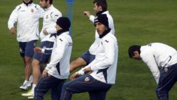 <b>IMPLICADO. </b>Pese a que él no descarta una salida, Parejo entrena cada día al máximo con el Valencia.