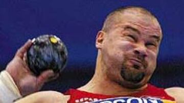 <b>PRIMERA MEDALLA.</B> El lanzador leonés Manolo Martínez le dio al atletismo español en los Mundiales de Birmingham su primera medalla.