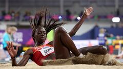 Fátima Diame aterriza en el foso en los Mundiales Indoor de Glasgow.