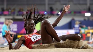 F¨¢tima Diame aterriza en el foso en los Mundiales Indoor de Glasgow.