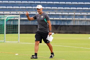 El entrenador del Málaga da consignas.