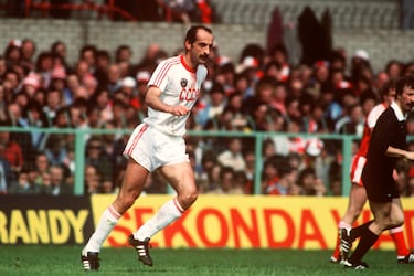 Antes de la independencia del país en 1991, los futbolistas georgianos jugaban con la selección de la Unión Soviética. La selección de Georgia no pudo jugar oficialmente bajo su bandera hasta 1992.