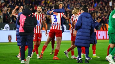 Los jugadores rojiblancos celebran la clasificación a la final de la Copa del Rey.