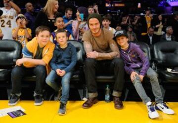 (Beckham y sus hijos en un partido de Los Lakers.