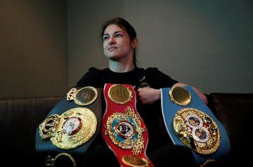 No llegó a ni a dos meses después, Katie Taylor igualó a Shields. La irlandesa está mano a mano para decidir quién es la mejor de la historia (Amanda Serrano también está en esa pelea). Taylor fue oro olímpico en 2012 (también fue la abanderada de Irlanda en esa cita). Ha sido campeona mundial en el ligero y en el superligero y el 1 de junio de 2019 unificó el peso ligero (su primer cinturón fue en octubre de 2017). Tras unificar, Taylor probó suerte en el superligero y ha realizado cuatro defensas de las 135 libras. 