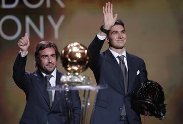 Fernando Alonso y Esteban Ocon, pilotos de F¨®rmula 1, en la ceremonia de entrega de los premios Balon de Oro 2021.