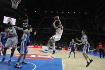 Rudy Fernández lanza ante Efes en un partido de la Euroliga con el Real Madrid.