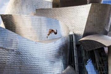 SEPTIEMBRE 2014. El clavadista colombiano y primer campeón mundial de salto de gran altura Orlando Duque salta desde una plataforma de 27 metros colocada cerca del Museo Guggenheim durante el 'Red Bull Cliff Diving' de Bilbao.