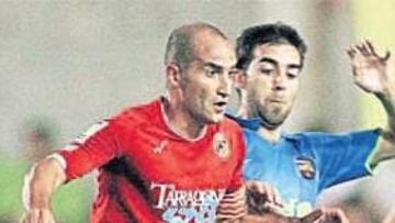 <b>LUCHA. </b>Pinilla intenta escaparse de Oleguer, ayer en el Municipal de Palamós.