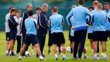 PREPARADOS. Los jugadores del Manchester City, junto a Manuel Pellegrini, est&aacute;n listos para ganar su primer t&iacute;tulo esta tarde.
 