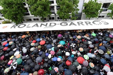 Kyrgios provides sparks on wet Roland Garros opener