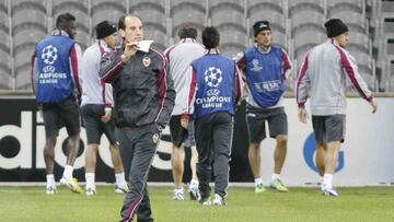 Voro dirige el entrenamiento previo en Lille.