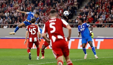 1-2. Arda Güler, desde la banda derecha, cuelga el balón para la cabeza del delantero francés que remata 
y supera a Kostas Tzolakis.