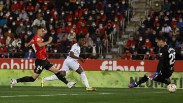 Vinicius, jugador del Real Madrid, define ante Sergio Rico, jugador del RCD Mallorca.