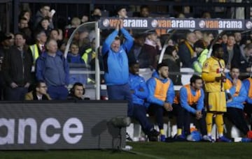 Wayne Shaw en el banquillo durante el partido de quinta ronda de la FA Cup que disputó su equipo, el Sutton United de quinta división, contra el Arsenal.