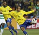 Luis Fabiano reconoce "mano involuntaria" en su segundo gol