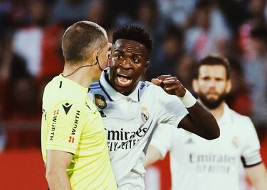 Vinicius Júnior discute con el colegiado del encuentro del comité gallego, Iglesias Villanueva.