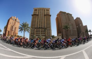 El pelotón de ciclistas recorre las calles en el Tour de Qatar.