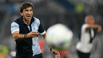 Costas, el técnico más hincha del mundo: así alienta mientras dirige