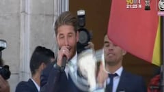 Ramos holds Liga trophy aloft in Sol: "Don't worry, it's only small!"