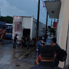 Rescatan a 600 migrantes hacinados en tráileres en Veracruz