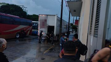 Rescatan a 600 migrantes hacinados en tráileres en Veracruz