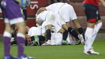 <b>RESPIRO. </b>Los jugadores hacen una piña celebrando el tanto de Trochowski.