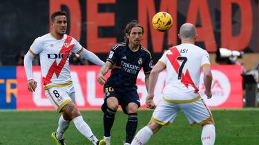 Modric disputa un balón con Trejo e Isi Palazón en el partido disputado en Vallecas.