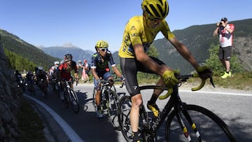 Nairo Quintana persigue a Chris Froome en la primera etapa alpina.