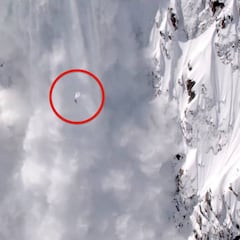 Escapa de una descomunal avalancha volando a 125 km/h