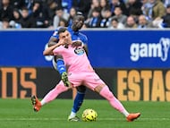 Ferran Jutglà pelea por el balón con Eric Bailly.