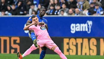 OVIEDO, 20/12/2025.- El delantero del Celta de Vigo Ferran Jutglá (en primer término) lucha por la posesión del balón con el defensa del Real Oviedo Eric Bailly (atrás) durante el partido de Liga que disputan Real Oviedo y Celta de Vigo en el estadio Carlos Tartiere de Oviedo. EFE/Eloy Alonso