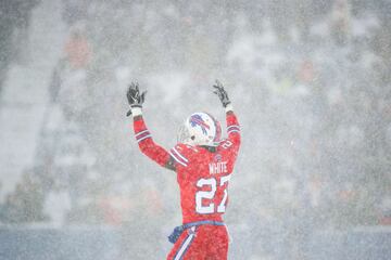 El New Era Field de Buffalo se pintó de blanco con la espectacular nevada que cayó en el juego entre los Indianapolis Colts y los Buffalo Bills. El juego terminó 13-7 en favor de los Bills. La temperatura estaba en -2 grados centígrados con vientos de 29 kilómetros por hora.