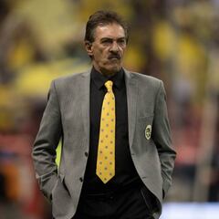 La Volpe ayuda a niño para conocer a sus ídolos del Cruz Azul