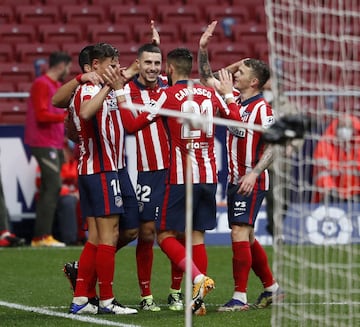 Los jugadores del Atlético de Madrid celebrando el segundo gol de Luis Suárez