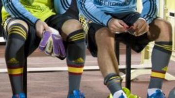 Iker Casillas y Pepe Reina en el banquillo de Son Moix.