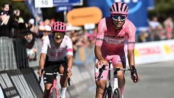 CHAMPOLUC (Italy), 30/05/2025.- Mexican rider Isaac Del Toro (R) of UAE Team Emirates XRG in the overall leader's pink jersey, and Ecuadorian rider Richard Carapaz of Education -Easypost team react after crossing the finish line during the 19th stage of the Giro d'Italia cycling race over 166 km from Biella to Champoluc, Italy, 30 May 2025. (Ciclismo, Italia) EFE/EPA/LUCA ZENNARO