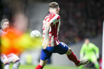 El jugador del Atlético de Madrid, Trippier, pasa el balón para que Correa marque el 1-0.